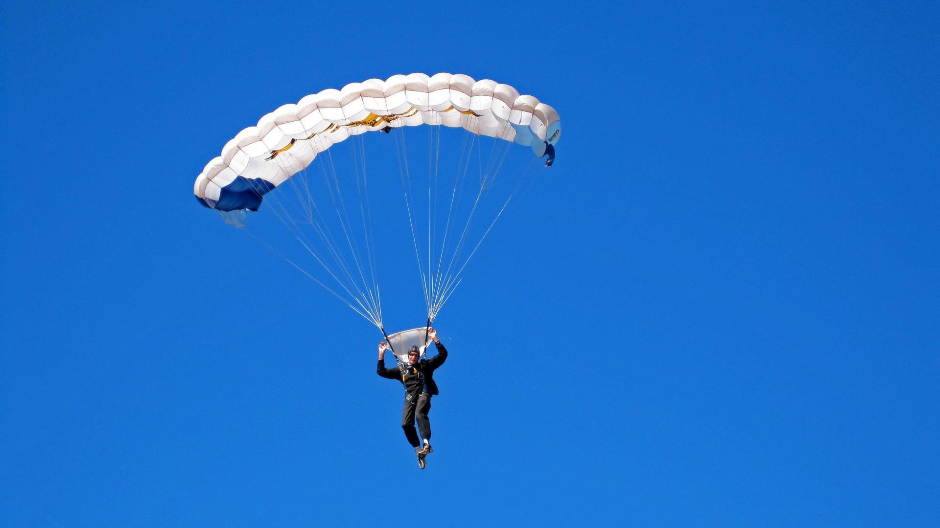 “高新体育中心：健力运动大展力量，选手挑战极限”